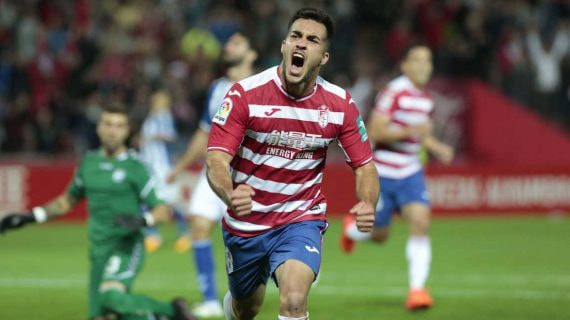 Joselu Moreno celebra un gol con el Granada en la temporada 2017/18.