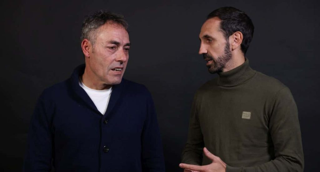 Pérez Burrull y Juanfran, durante su encuentro en Relevo.