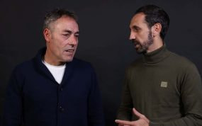 Pérez Burrull y Juanfran, durante su encuentro en Relevo.