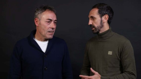 Pérez Burrull y Juanfran, durante su encuentro en Relevo.