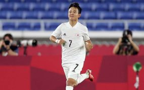 Kubo en un partido con la Selección de fútbol de Japón.