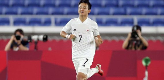 Kubo en un partido con la Selección de fútbol de Japón.