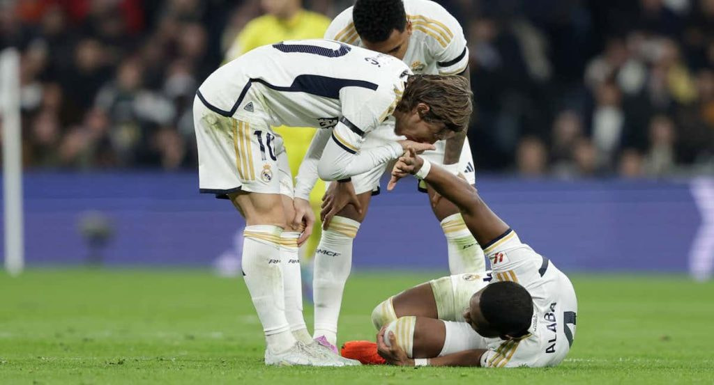 David Alaba tras romperse el ligamento cruzado anterior de la rodilla el pasado domingo.
