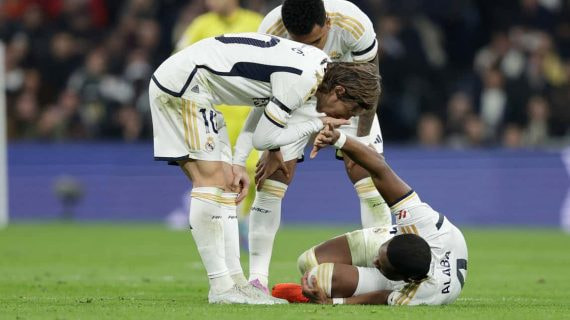 David Alaba tras romperse el ligamento cruzado anterior de la rodilla el pasado domingo.