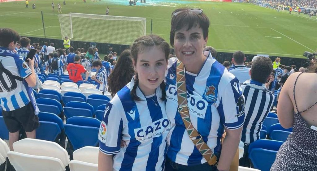 Maider Gorostidi, junto a su hija Eneritz, en un partido de la Real en Anoeta.