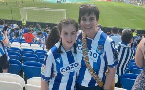 Maider Gorostidi, junto a su hija Eneritz, en un partido de la Real en Anoeta.