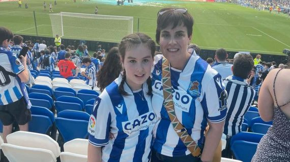 Maider Gorostidi, junto a su hija Eneritz, en un partido de la Real en Anoeta.