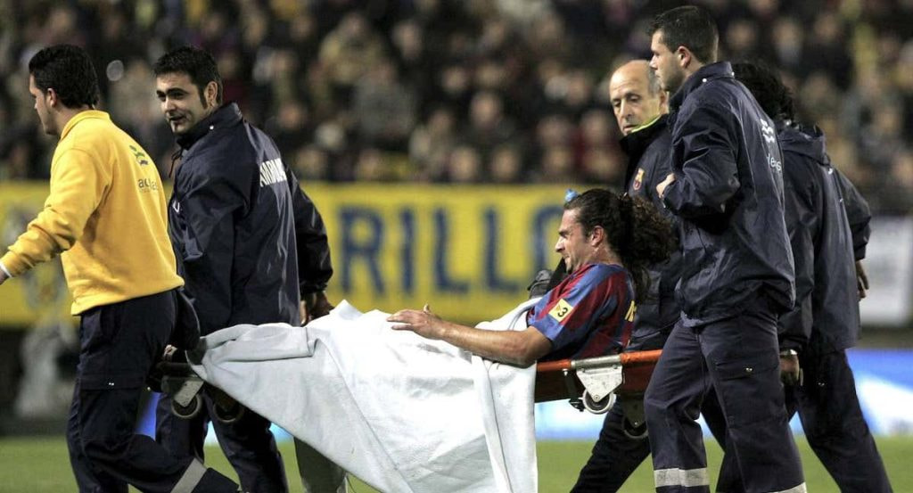 Thiago Motta se retira lesionado durante un partido en el 2005.