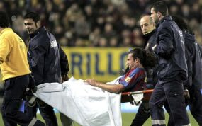 Thiago Motta se retira lesionado durante un partido en el 2005.