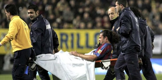 Thiago Motta se retira lesionado durante un partido en el 2005.