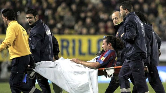Thiago Motta se retira lesionado durante un partido en el 2005.