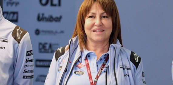 Nadia Padovani, CEO de Gresini Racing, en el box del equipo.