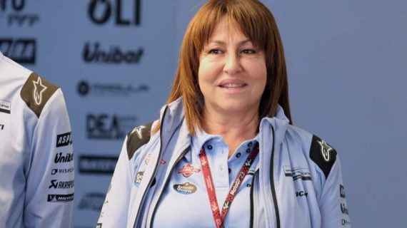 Nadia Padovani, CEO de Gresini Racing, en el box del equipo.