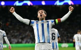 Mikel Oyarzabal celebra el gol marcado ante el Benfica en la fase de grupos de la Champions League.