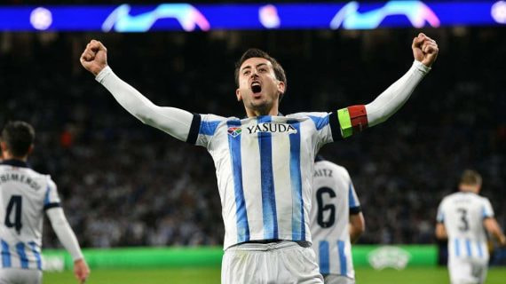 Mikel Oyarzabal celebra el gol marcado ante el Benfica en la fase de grupos de la Champions League.