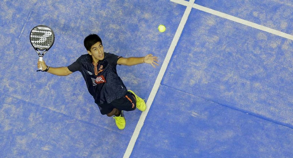 Momento de remate en un partido de pádel.