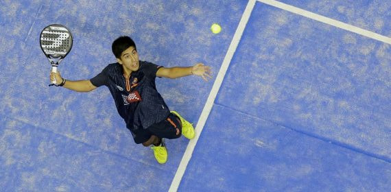 Momento de remate en un partido de pádel.