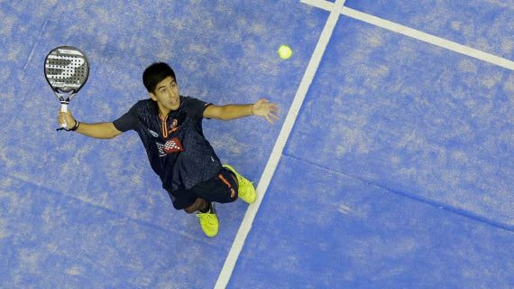 Momento de remate en un partido de pádel.