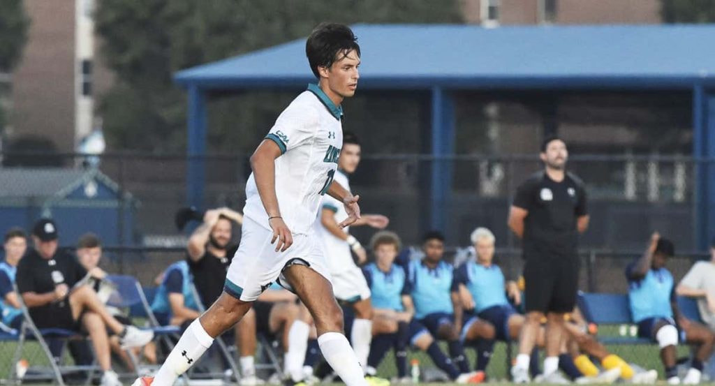 Pep Casas en un partido con la UNC Wilmington Athletics.