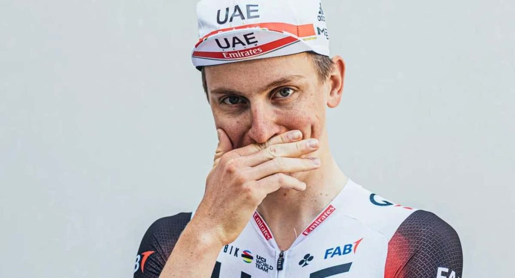 Tadej Pogacar sonríe en una sesión de fotos del UAE Team Emirates.