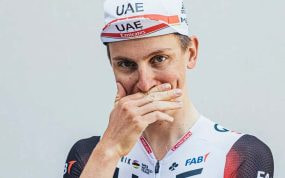 Tadej Pogacar sonríe en una sesión de fotos del UAE Team Emirates.