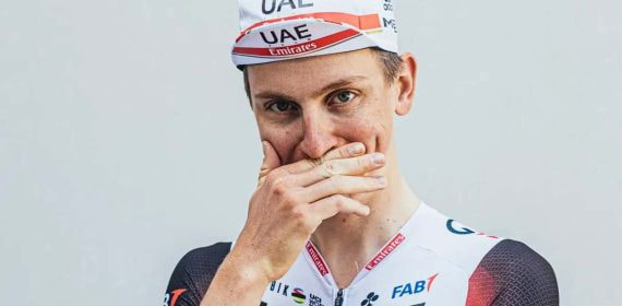 Tadej Pogacar sonríe en una sesión de fotos del UAE Team Emirates.