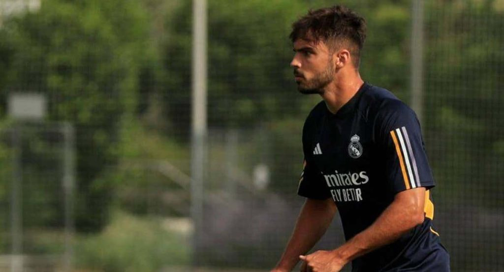 Raul Asencio, entrenando con el primer equipo del Real Madrid.