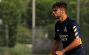 Raul Asencio, entrenando con el primer equipo del Real Madrid.