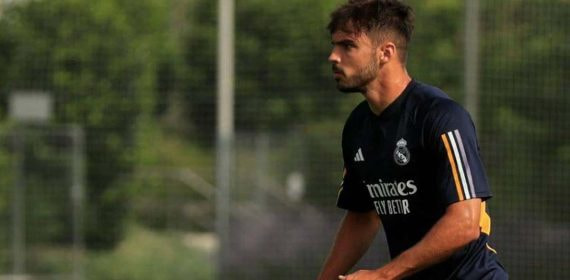 Raul Asencio, entrenando con el primer equipo del Real Madrid.