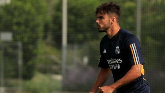 Raul Asencio, entrenando con el primer equipo del Real Madrid.
