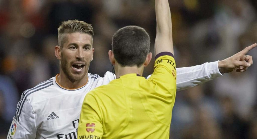 Sergio Ramos, en su etapa con el Real Madrid, recibe una tarjeta roja del árbitro Undiano Mallenco en el Clásico.