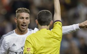 Sergio Ramos, en su etapa con el Real Madrid, recibe una tarjeta roja del árbitro Undiano Mallenco en el Clásico.