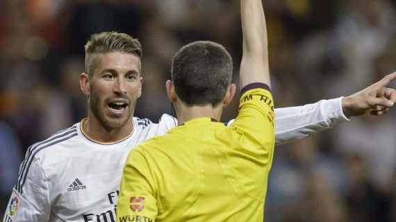 Sergio Ramos, en su etapa con el Real Madrid, recibe una tarjeta roja del árbitro Undiano Mallenco en el Clásico.