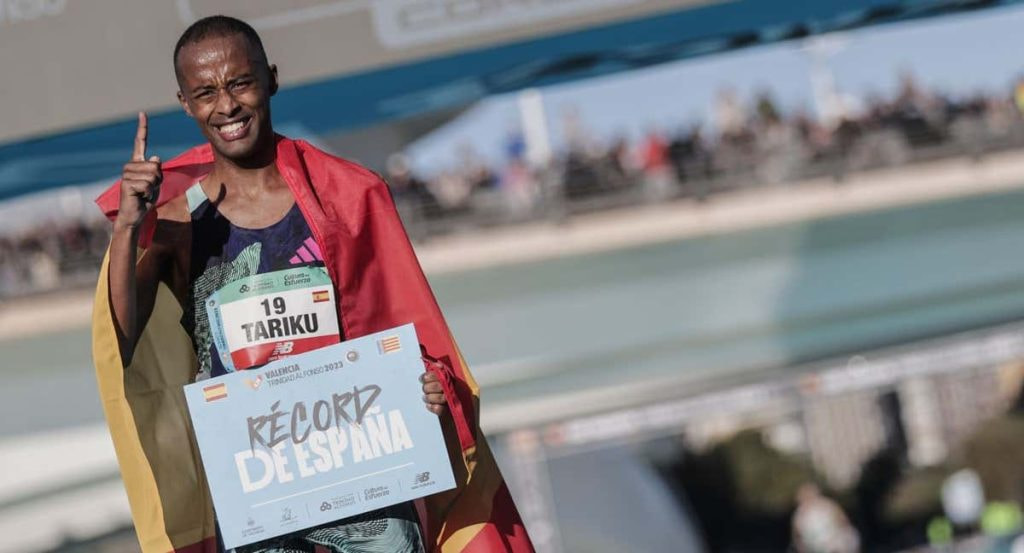 Tariku Novales, récord masculino de España en la maratón de Valencia 2023.