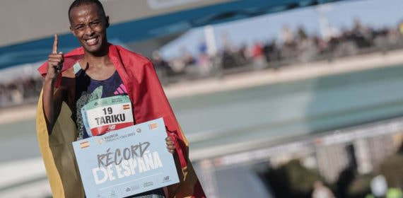 Tariku Novales, récord masculino de España en la maratón de Valencia 2023.