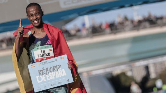 Tariku Novales, récord masculino de España en la maratón de Valencia 2023.