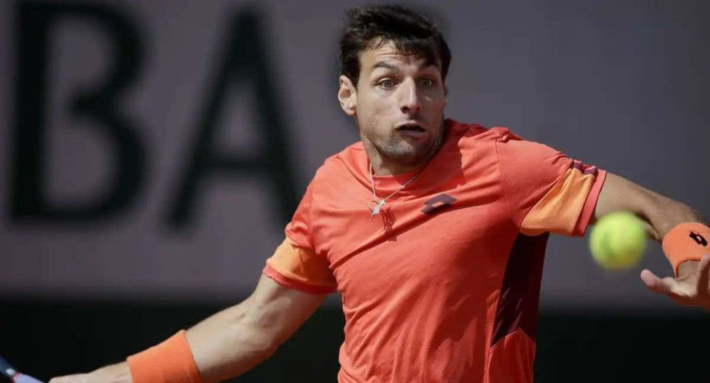 Bernabé Zapata Mirallés, durante su partido de primera ronda en Roland Garros 2023.