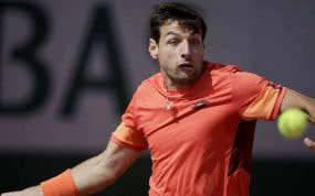 Bernabé Zapata Mirallés, durante su partido de primera ronda en Roland Garros 2023.