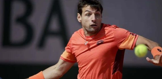 Bernabé Zapata Mirallés, durante su partido de primera ronda en Roland Garros 2023.