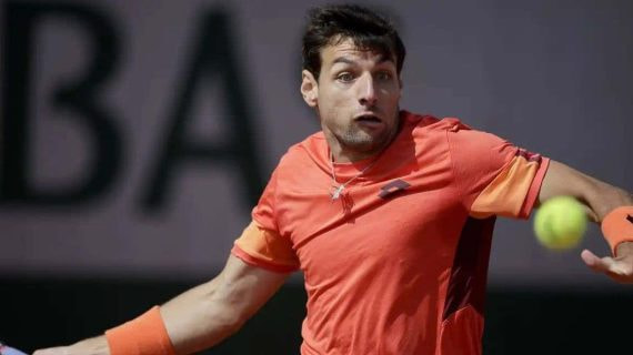 Bernabé Zapata Mirallés, durante su partido de primera ronda en Roland Garros 2023.