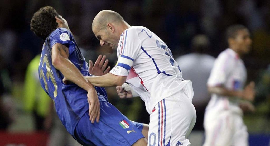 Zidane le da un cabezazo a Materazzi.