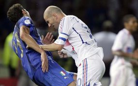 Zidane le da un cabezazo a Materazzi.