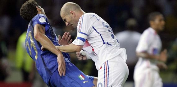Zidane le da un cabezazo a Materazzi.