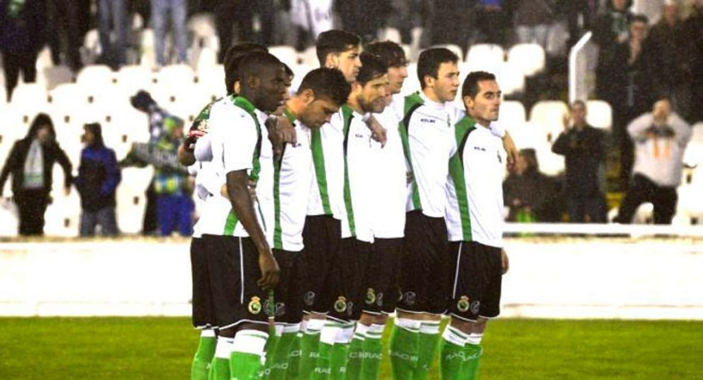 11 inicial del Racing de Santander plantado al inicio del partido.