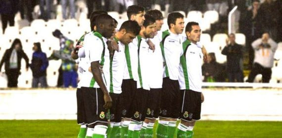 11 inicial del Racing de Santander plantado al inicio del partido.
