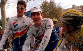 José María 'Chava' Jiménez y Abraham Olano, compañeros en el equipo Banesto, en 1998.