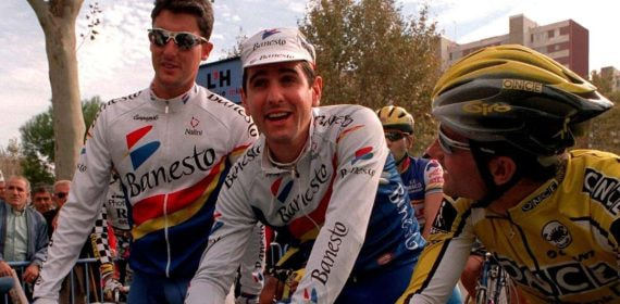 José María 'Chava' Jiménez y Abraham Olano, compañeros en el equipo Banesto, en 1998.