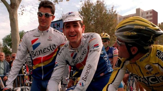 José María 'Chava' Jiménez y Abraham Olano, compañeros en el equipo Banesto, en 1998.