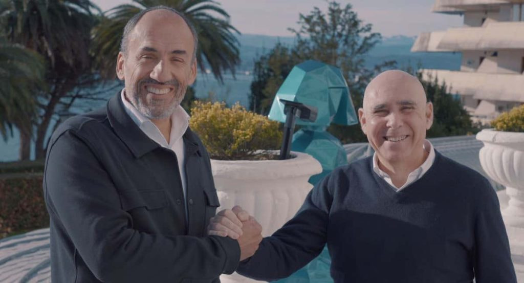 Sebastián Ceria y Manolo Higuera posan para Relevo en el Hotel Real de Santander.