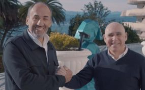 Sebastián Ceria y Manolo Higuera posan para Relevo en el Hotel Real de Santander.